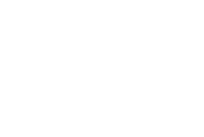 Clé à bougie et pièces mécaniques en arrière-plan.